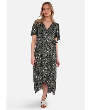 Laat je van je wilde kant zien in onze Khaki Animal Print Viscose Wrap Midi Dress. Het veelzijdige wikkelontwerp flatteert alle lichaamstypes en de viscose stof zorgt voor een comfortabele pasvorm. Deze jurk is perfect voor elke gelegenheid en combineert stijl en comfort moeiteloos.