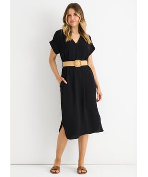 Peppen Sie Ihre Garderobe auf mit unserem schwarzen Air Flow Belted Oversized Dress. Das einzigartige Design ermöglicht eine maximale Luftzirkulation und hält Sie kühl und komfortabel. Die übergroße Passform sorgt für einen Hauch von mühelosem Stil, während der Gürtel in der Taille Ihre Figur betont. Eleganz und Luxus mit diesem Kleid sind ein Muss.