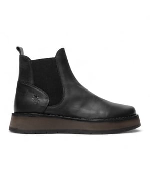 Las botas Chelsea Fly London RAWI131 de la línea Rawi combinan un estilo atemporal con la comodidad moderna. Diseñadas para un uso diario sin esfuerzo, estas botas presentan un práctico diseño de cierre con paneles laterales elásticos. Confeccionadas en piel de primera calidad, ofrecen un suave forro de microfibra y una plantilla acolchada de microfibra para una comodidad duradera. La resistente suela de goma TR proporciona un agarre y una sujeción fiables, mientras que el tacón de 3,5 cm añade una sutil elevación sin comprometer la estabilidad. Perfectas tanto para looks informales como para looks elegantes, estas botas Chelsea son una prenda esencial y versátil. Exterior: Piel. Forro: Microfibra. Plantilla: Microfibra. Suela: Goma TR. Altura del tacón: 3,5 cm. Estilo: Chelsea sin cierres.