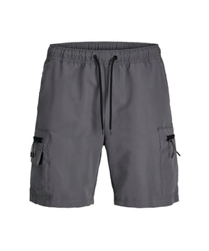 Deze cargoshorts voor heren combineren een casual stijl met praktische functionaliteit. De relaxed fit zorgt voor een ontspannen gevoel en maximale bewegingsvrijheid. Dankzij de elastische tailleband met tunnelkoord zit de shorts altijd comfortabel en perfect. Twee zijzakken bieden ruimte voor dagelijkse essentials. De cargozakken met rits bieden veilige opbergruimte en een moderne uitstraling. Met een knielange snit zijn de shorts perfect voor warme dagen en actieve vrijetijdsbesteding. Een subtiel merklabel dat in de naad is verwerkt aan de achterkant voegt een discrete accent toe. Het materiaal is aangenaam zacht en tegelijkertijd duurzaam. Of je nu door de stad wandelt of op pad bent – deze shorts kunnen alles aan. Comfort ontmoet doordacht ontwerp voor een zelfbewuste uitstraling.