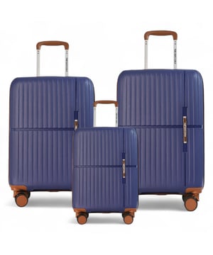 Reisen Sie in zeitlosem Stil mit unserem klassischen Hartschalenkofferset, das sowohl auf Zweckmäßigkeit als auch auf Eleganz ausgelegt ist. Dieses Set wurde aus erstklassigen Materialien gefertigt und erfüllt die Anforderungen von Vielreisenden. Es vereint robuste Eigenschaften mit einem eleganten Finish. Eigenschaften: Robuste Polypropylen-Konstruktion: Leicht und widerstandsfähig, bietet hervorragenden Schutz für Ihre Sachen. Sicheres integriertes Schloss: Stellt sicher, dass Ihr Gepäck reisekonform ist und Ihre Gegenstände während des Transports sicher sind. 4 leichtgängige Doppelrollen: Bietet mühelose 360°-Mobilität für ein reibungsloses Navigieren durch Flughäfen und überfüllte Bereiche. Ergonomischer Teleskopgriff: Für einen bequemen und festen Halt während der Verwendung. Durchdachtes Innendesign: Beinhaltet Zurrgurte, eine Trennwand mit Reißverschluss und Fächer, um Ihre Gegenstände ordentlich zu organisieren. Größen und Spezifikationen: Kabine: Maße: 37 x 22 x 56 cm, Gewicht: 2,67 kg, Fassungsvermögen: 37 l, Mittel: Maße: 43 x 25 x 67 cm, Gewicht: 3,33 kg, Fassungsvermögen: 59 l, Groß: Maße: 49 x 29 x 76 cm, Gewicht: 4,20 kg, Fassungsvermögen: 94 l. Dieses klassische Kofferset ist perfekt für jeden Anlass, egal ob Geschäftsreise, Wochenendtrip oder längerer Urlaub. Dank der robusten Bauweise, der leichten Manövrierbarkeit und dem sicheren Verschlusssystem reisen Sie entspannt und sicher. Werten Sie Ihr Reiseerlebnis mit der perfekten Kombination aus Stil und Funktionalität auf.