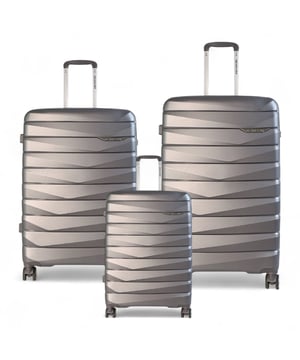 Reisen Sie in zeitlosem Stil mit unserem klassischen Hartschalenkofferset, das sowohl auf Zweckmäßigkeit als auch auf Eleganz ausgelegt ist. Dieses Set wurde aus erstklassigen Materialien gefertigt und erfüllt die Anforderungen von Vielreisenden. Es vereint robuste Eigenschaften mit einem eleganten Finish. Eigenschaften: Robuste Polypropylen-Konstruktion: Leicht und widerstandsfähig, bietet hervorragenden Schutz für Ihre Sachen. Sicheres TSA-zugelassenes Schloss: Stellt sicher, dass Ihr Gepäck reisekonform ist und Ihre Gegenstände während des Transports sicher sind. 4 leichtgängige Doppelrollen: Sorgt für mühelose 360°-Mobilität für ein reibungsloses Navigieren durch Flughäfen und überfüllte Bereiche. Ergonomischer Teleskopgriff: Sorgt für bequemen und festen Halt während der Nutzung. Durchdachtes Innendesign: Enthält Zurrgurte, eine Trennwand mit Reißverschluss und Fächer, um Ihre Gegenstände ordentlich zu organisieren. Größen und Spezifikationen: Kabine: Maße: 36 x 22,5 x 60 cm, Gewicht: 2,60 kg, Fassungsvermögen: 36 l, Mittel: Maße: 43 x 27 x 66 cm, Gewicht: 3,30 kg, Fassungsvermögen: 58 l, Groß: Maße: 49 x 30 x 76 cm, Gewicht: 4,10 kg, Fassungsvermögen: 88 l. Dieses klassische Kofferset ist perfekt für jeden Anlass, egal ob Geschäftsreise, Wochenendtrip oder längerer Urlaub. Dank der robusten Bauweise, der leichten Manövrierbarkeit und dem sicheren Verschlusssystem reisen Sie entspannt und sicher. Werten Sie Ihr Reiseerlebnis mit der perfekten Kombination aus Stil und Funktionalität auf.