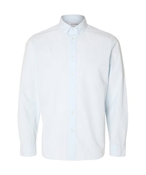 Dieses Herrenhemd überzeugt durch seine schlanke Passform und moderne Eleganz. Der klassische Button-Down-Kragen verleiht dem Look eine sportlich-seriöse Note. Eine durchgehende Knopfleiste sorgt für praktisches An- und Ausziehen. Der abgerundete Saum unterstreicht das stilvolle Design und ermöglicht ein lässiges Tragen über der Hose. Knöpfbare Manschetten bieten flexible Styling-Möglichkeiten – ob aufgerollt oder klassisch geschlossen. Die schmale Silhouette betont die Figur, ohne einzuengen. Dank hochwertiger Materialien liegt das Hemd angenehm auf der Haut. Ideal für Büro, Dinner oder Citytrip – ein echtes Allroundtalent. Dezente Details setzen modische Akzente, ohne zu überladen. Ein Hemd für Männer mit Sinn für Stil und Komfort.