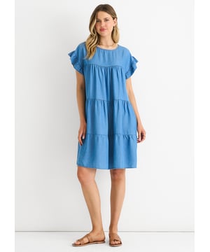 Dieses lässige und dennoch luxuriöse jeansblaue Chambray-Kleid zeichnet sich durch feminine Rüschenärmel und eine schmeichelhafte, ausgestellte Minilänge aus. Perfekt für jeden Anlass, kombiniert dieses Kleid Komfort und Stil mühelos.