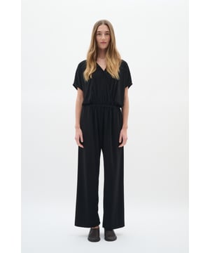 Dieser Damen-Jumpsuit bietet eine entspannte Passform, V-Ausschnitt, kurze Ärmel und weite Beine. Der elastische Bund sorgt für angenehmen Tragekomfort, ideal für Büro und Freizeit.  Schonwäsche 30°, Nicht bleichen, Nicht im Trockner trocknen, Liegend trocken., Warm bügeln max. 150° C, Trockenreinigung  94% Polyester (Recycelt),6% Elasthan