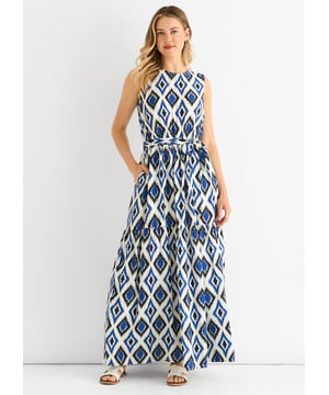 Das blaue Geo Print Midaxi-Kleid mit bequemem Gummizug in der Taille sorgt für eine schmeichelhafte Passform und bietet einen mühelosen Stil. Das auffällige geometrische Muster verleiht ihm einen modernen Touch, während die Midaxi-Länge ein vielseitiges Kleid für lässige Tage oder entspannte Ausflüge bietet. Perfekt für alle, die Komfort wünschen, ohne auf einen auffälligen Stil zu verzichten.