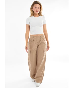 Blijf stijlvol en comfortabel in onze Wide Leg Cargo Trousers. Het wijde pijpontwerp zorgt voor een ontspannen pasvorm, terwijl de cargozakken functionele opbergruimte bieden. Perfect voor elk casual uitje of buitenavontuur. Upgrade je garderobe met deze must-have broek.
