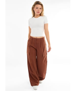 Geniet van luxueus comfort met onze Chocolate Wide Leg Cargo Trousers. Deze stijlvolle broek heeft wijde pijpen en cargozakken voor zowel mode als gemak. Je zult dol zijn op de chique uitstraling en het praktische nut van deze broek voor elke gelegenheid.