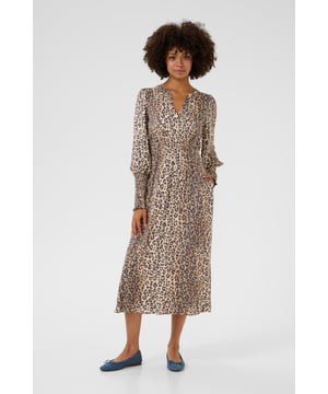 Midi-Kleid mit legerer Passform, rund V-Ausschnitt und langen Ärmeln. Geraffte Taille und lockere Silhouette bieten Komfort und flexible Tragemöglichkeiten.  Schonwäsche 30°, Nicht bleichen, Nicht im Trockner trocknen, Tropnass aufhängen, Kalt bügeln max. 110° C, Trockenreinigung  100% Viskose (LENZING™ ECOVERO™)