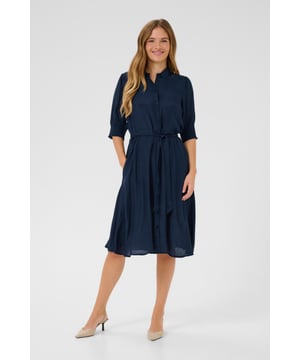 Damen Hemdblusenkleid mit lockerem Sitz, Taillenband und klassischem Kragen. Durchgeknöpft, halbe Ärmel, mittlere Länge – vielseitig tragbar.  Schonwäsche 30°, Nicht bleichen, Nicht im Trockner trocknen, Tropnass aufhängen, Warm bügeln max. 150° C, Trockenreinigung  50% Viskose,50% Viskose (LENZING™ ECOVERO™)