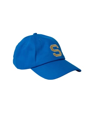 Dit heren baseballcap geeft je outfit een sportief en casual accent. De opvallende borduring op de voorkant zorgt voor een echte blikvanger. Dankzij de verstelbare stoffen riem met gesp past de cap zich individueel aan je hoofd aan. Geborduurde luchtopeningen zorgen voor optimale luchtcirculatie – ideaal voor warme dagen. Het klassieke design is veelzijdig te combineren, of je nu jeans of shorts draagt. De gebogen klep beschermt betrouwbaar tegen de zon en verblindend licht. Door het comfortabele materiaal draagt de cap bijzonder prettig. Hij zit stevig zonder te drukken – ook bij langere draagperiodes. Of je nu door de stad wandelt of op een festival bent: deze cap is je stijlvolle metgezel. Voor iedereen die waarde hecht aan comfort en stijl.