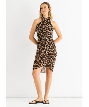 Bringen Sie Ihren Strandstil auf die nächste Stufe mit unserem braunen Animal Print Multi Wear Beach Sarong. Dieser vielseitige und luxuriöse Sarong kann auf verschiedene Weise getragen werden und ist somit die perfekte Ergänzung für Ihre Urlaubsgarderobe. Der auffällige Tierprint verleiht Ihrem Strand-Look einen Hauch von Flair und Selbstbewusstsein.