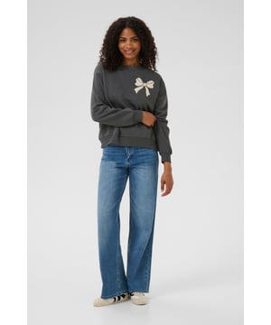 Dieses Sweatshirt für Damen überzeugt durch lockere Passform, Rundhalsausschnitt und Rippbündchen. Der auffällige Front-Schriftzug macht das Design besonders vielseitig für entspannte Freizeitlooks.  30° waschbar, Nicht bleichen, Nicht im Trockner trocknen, Tropnass aufhängen im Schatten, Kalt bügeln max. 110° C, Trockenreinigung  85% Baumwolle,15% Polyester