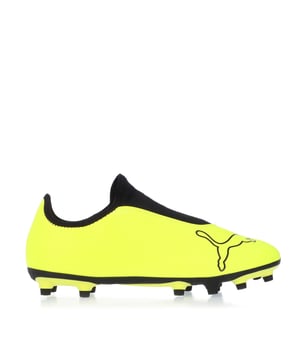 De PUMA Finesse LL heeft een bovenwerk van zacht synthetisch materiaal en een comfortabele veterloze slip-on constructie. Hiermee kunnen alle spelers de bal met finesse in het net spelen.