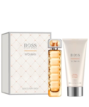 An uplifting burst of crisp apple and bergamot conveys a delicate first impression. Next, subtle heart notes of white flowers and orange blossom captivate the senses, leading into a heady base of sandalwood, olive wood, and creamy vanilla. BOSS Woman Body Lotion smooths and moisturises the skin, leaving it lightly fragranced with the line's feminine scent.Set includes:- BOSS Woman Eau de Toilette 50ml- BOSS Woman Eau de Toilette Body Lotion 100ml > to translate in English