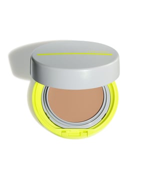 Der praktische BB-artige Kompaktpuder mit Sonnenschutz ist ideal für Sport und andere Outdoor Aktivitäten. Er enthält die Shiseido exklusive WetForce Technologie, die bei Kontakt mit Wasser oder Schweiß positiv reagiert und den UV-Schutzfilm optimiert. Dank der Quick Dry Technologie ist Schweiß selbst bei sportlichen Aktivitäten kein Problem mehr für ein mattiertes und frisches Aussehen. Schützt die Haut vor UVA/UVB-Strahlen und trägt mit der exklusiven SuperVeil-UV 360™ Technologie dazu bei, die Zeichen von lichtbedingter Hautalterung zu mildern. Der Wirkstoffkomplex Profense CL schützt vor Hautschädigungen, die zur Faltenbildung und Pigmentflecken führen. Gleicht Unebenheiten im Hautton aus und vermindert die Sichtbarkeit von vergrößerten Poren und Falten - für ein natürlich strahlendes Finish. Besonders wasserresistent. Schweiß- und sebumresistent. Färbt nicht ab. NICHT KOMEDOGEN. VON HAUT- UND AUGENÄRTZEN AUF VERTRÄGLICHKEIT GETESTET
