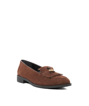 Step up your smart-casual style with Globetrot, a pair of classic loafers with a contemporary twist. These slip-ons feature classic tassels and are elevated with branded gold-tone charms for an eye-catching edge. With their sleek silhouette and versatile design, they're the perfect choice for polished everyday wear or dressing up more laidback looks.