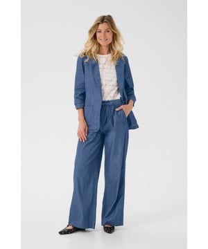 Deze damesblazer biedt een comfortabele pasvorm met geraffineerde 3/4-mouwen, een enkele knoopsluiting en praktische opgestikte zakken.  Fijne was 30°, niet bleken, niet in de droger drogen, Druipnat ophangen in de schaduw, koud strijken max. 110° C,   100% Katoen