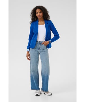 Dames blazer met aangesloten pasvorm, klassieke reverskraag, lange mouwen en praktische steekzakken. Eén knoopsluiting en sportieve geribde manchetten geven comfort en een moderne uitstraling.  Fijne was 30°, niet bleken, niet in de droger drogen, Druipnat ophangen in de schaduw, koud strijken max. 110° C, Droogreiniging  76% Polyester (Gerecycled),20% Viscose,4% Elastaan