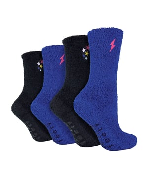 Wildfeet - Pack de 4 Pares de Calcetines de Salón Acogedores para Damas: Los calcetines de salón acogedores Wildfeet son una deliciosa y cómoda idea de regalo para quienes aprecian las cosas buenas de la vida. Considera estos calcetines de salón acogedores para damas, que cuentan con el toque distintivo de una comodidad y calidez incomparables. Estos calcetines únicos son un regalo fantástico que cualquiera que busque comodidad apreciará. Agregan un giro divertido a tu vestimenta de casa y podrían incluso ser un atento regalo para llenar las medias de Navidad. Se ajustan perfectamente, proporcionando la amortiguación ideal para tus pies, y están hechos de un material que asegura transpirabilidad para esas noches acogedoras. Estos calcetines te mantendrán cálido y cómodo durante todas esas frías noches de otoño/invierno. El pack incluye 4 pares de calcetines que combinarán bien con tus atuendos de salón en casa. El trato perfecto para las damas que valoran la comodidad y la novedad por igual. Traídos para ti por la confiable tienda de calcetines Wildfeet, conocida por ofrecer lo mejor en diversión, comodidad y buenas vibras, estos calcetines están diseñados para celebrar la alegría de un día pasado descansando. Vienen en un práctico paquete de 4 pares, asegurando que siempre tengas un par fresco listo. Detalles Adicionales del Producto: Calcetines de salón acogedores Wildfeet para damas Diseño de Comodidad y Novedad Una Idea de Regalo Cálida y Única Sensación Suave y Cómoda Material Transpirable para Comodidad 4 Pares por Pack ¡Cuatro veces la Comodidad!