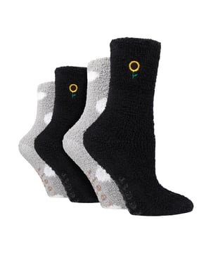Wildfeet - Paquete de 4 Calcetines de Lounge Cómodos para Damas: Los Calcetines de Lounge Cómodos Wildfeet son una idea de regalo encantadora y acogedora para quienes aprecian las cosas buenas de la vida. Considera estos Calcetines de Lounge Cómodos para Damas, que vienen con el toque distintivo de una comodidad y calidez incomparables. Estos calcetines únicos son un regalo fantástico que cualquier persona que busque confort apreciará. Añaden un giro divertido a tu vestimenta hogareña y podrían ser incluso un detalle reflexivo para llenar una media navideña. Se ajustan perfectamente, proporcionando el acolchado ideal para tus pies, y están fabricados con un material que asegura transpirabilidad para esas noches acogedoras en casa. Estos calcetines te mantendrán cálida y cómoda durante todas esas frías noches de Otoño/Invierno. El paquete incluye 4 pares de calcetines que se combinan bien con tus atuendos de lounge en casa. El regalo perfecto para las damas que valoran la comodidad y la novedad en igual medida. Presentados por el confiable Sock Shop Wildfeet, conocido por ofrecer lo mejor en diversión, confort y buenas vibras, estos calcetines están diseñados para celebrar la alegría de un día de descanso. Vienen en un práctico paquete de 4 pares, asegurando que siempre tengas un par limpio listo. Detalles del producto adicional: Calcetines de Lounge Cómodos para Damas Wildfeet Diseño de Confort y Novedad Una Idea de Regalo Cálida y Única Sensación Suave y Cómoda Material Transpirable para Comodidad 4 Pares por Paquete ¡Cuatro veces la Comodidad!