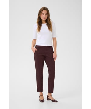 Damen-Chinohose in regulärer Passform und verkürzter Länge für vielseitige Outfits. Mit klassischen Gürtelschlaufen und bequemem Bund für Alltag und Büro.  Schonwäsche 30°, Nicht bleichen, Nicht im Trockner trocknen, Tropnass aufhängen im Schatten, Kalt bügeln max. 110° C, Trockenreinigung  98% Baumwolle,2% Elasthan