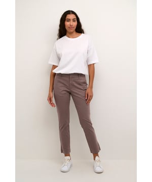 Dames chino broek met regular fit en iets ingekorte pijpen, ideaal voor verschillende gelegenheden. Voorzien van riemlussen en comfortabele tailleband.  Fijne was 30°, niet bleken, niet in de droger drogen, Druipnat ophangen in de schaduw, koud strijken max. 110° C, Droogreiniging  98% Katoen,2% Elastaan