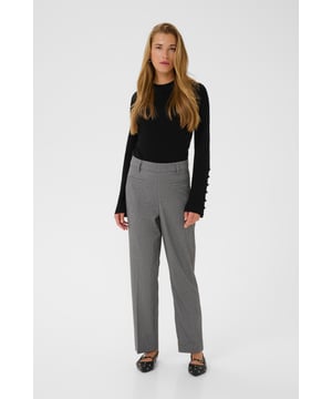 Deze broek heeft een rechte pasvorm, middelhoge taille en klassieke tailleband met riemlussen. Voorzien van subtiele paspelzakken en een comfortabele lengte voor zowel werk als vrije tijd.  Wassen op 30°, niet bleken, niet in de droger drogen, Druipnat ophangen in de schaduw, koud strijken max. 110° C,   96% Polyester,4% Elastaan