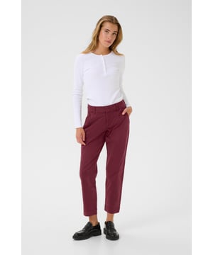 Dames chino broek met regular fit en iets ingekorte pijpen, ideaal voor verschillende gelegenheden. Voorzien van riemlussen en comfortabele tailleband.  Fijne was 30°, niet bleken, niet in de droger drogen, Druipnat ophangen in de schaduw, koud strijken max. 110° C,   98% Katoen,2% Elastaan