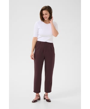 Diese klassischen Hosen sind ein Must-have für jede Garderobe. Mit ihrem schlichten Schnitt lassen sie sich mühelos mit allem kombinieren, von einem lässigen T-Shirt bis hin zu einem eleganten Blazer, und sind somit ideal für den Alltag und formelle Anlässe. Ihr zeitloses Design garantiert einen eleganten Look, egal wie sie gestylt werden.  30° waschbar, Nicht bleichen, Nicht im Trockner trocknen, Tropnass aufhängen im Schatten, Kalt bügeln max. 110° C, Trockenreinigung  64% Polyester (Recycelt),33% Viskose,3% Elasthan