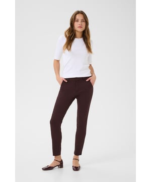 Deze klassieke broek heeft een tijdloos ontwerp en is een veelzijdige aanvulling op elke garderobe. Hij kan moeiteloos worden gecombineerd met alles, van een casual t-shirt tot een elegante blazer, wat hem perfect maakt voor zowel dagelijks gebruik als formele gelegenheden. De strakke lijnen en elegante pasvorm zorgen voor een stijlvolle look, ongeacht de gelegenheid.  Fijne was 30°, niet bleken, niet in de droger drogen, Druipnat ophangen in de schaduw, koud strijken max. 110° C, Droogreiniging  38% Polyester,30% Katoen,30% Viscose,2% Elastaan