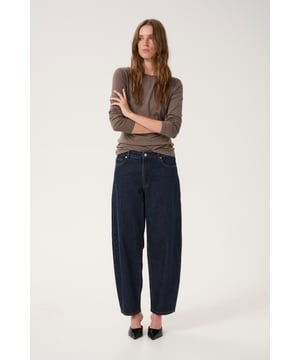 Damenjeans mit entspanntem Schnitt, mid-rise Bund und klassischer Fünf-Taschen-Optik. Alltagstauglich und bequem, vielseitig kombinierbar.  Schonwäsche 30°, Nicht bleichen, Nicht im Trockner trocknen, Tropnass aufhängen im Schatten, Kalt bügeln max. 110° C, Nicht trockenreinigen  92% Baumwolle,7% Polyester,1% Elasthan