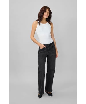 Diese Damen-Jeans mit weitem Bein bieten eine entspannte Passform, klassischen Five-Pocket-Stil, mittelhohen Bund und zeitlose Länge für bequemen Alltag.  Schonwäsche 30°, Nicht bleichen, Nicht im Trockner trocknen, Tropnass aufhängen im Schatten, Kalt bügeln max. 110° C, Nicht trockenreinigen  92% Baumwolle,7% Polyester,1% Elasthan