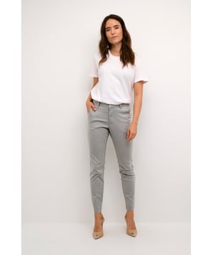 Diese klassischen Hosen haben ein zeitloses Design und sind eine vielseitige Ergänzung für jede Garderobe. Sie lassen sich mühelos mit allem kombinieren, von einem lässigen T-Shirt bis hin zu einem eleganten Blazer, und eignen sich perfekt für den Alltag sowie für formellere Anlässe. Die klaren Linien und die elegante Passform sorgen für einen stilvollen Auftritt bei jeder Gelegenheit.  Schonwäsche 30°, Nicht bleichen, Nicht im Trockner trocknen, Tropnass aufhängen im Schatten, Kalt bügeln max. 110° C, Trockenreinigung  38% Polyester,30% Baumwolle,30% Viskose,2% Elasthan