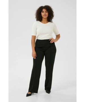 Diese Damenhose mit geradem Bein bietet hohen Tragekomfort und eine klassische Passform. Das schlichte Design macht sie ideal für viele Anlässe.  Schonwäsche 30°, Nicht bleichen, Nicht im Trockner trocknen, Tropnass aufhängen im Schatten, Kalt bügeln max. 110° C, Trockenreinigung  96% Polyester,4% Elasthan
