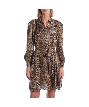 Vestido corto estampado animal Zadig & Voltaire – Elegancia salvaje con un toque sofisticado.\n\nEste vestido corto de Zadig & Voltaire destaca por su llamativo estampado animal print que aporta fuerza y carácter a cualquier look. Confeccionado en un tejido ligero y fluido, este diseño combina estilo y comodidad en una silueta femenina ideal para el día o la noche.\n\nEl diseño incluye mangas largas ligeramente abullonadas, puños con botón, escote en pico con pequeños volantes y una cinturilla elástica en la parte trasera que realza la figura sin perder confort. Se complementa con un cinturón a juego para ajustar y estilizar aún más el corte.\n\nPerfecto para combinar con botas, sneakers o sandalias según la ocasión, este vestido se convierte en un imprescindible con personalidad propia.\n\nDetalles:\n- Vestido corto estampado.\n- Estampado animal print.\n- Escote en pico con detalle fruncido.\n- Mangas largas con puños y botón.\n- Cintura elástica en la espalda, con cinturón del mismo tejido.\n- Bolsillos laterales discretos.\n- Largo por encima de la rodilla.\n- Tejido ligero y fluido, suave al tacto.\n\nUna vestido corto que encarna el espíritu libre y atrevido de la marca, ideal para mujeres que quieren destacar con estilo.\n Composición: 100% Poliéster\n Cuidados:\nLavar en máquina en programa delicado (máx. 20º). \nNo usar lejía. \nNo secar en secadora. \nPlanchar a baja temperatura si es necesario.