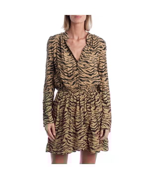Deze korte jurk van Zadig & Voltaire maakt indruk met zijn opvallende dierenprint, die een casual stijl combineert met een elegante, urban flair. Het lichte, vloeiende ontwerp past zich aan de bewegingen van het lichaam aan, terwijl de elastische tailleband het silhouet flatteert.\n\n Met een V-hals en lange mouwen biedt deze jurk de perfecte balans tussen comfort en stijl - ideaal voor looks voor overdag met een opvallende touch. De vloeiende stof en zachte afwerking zorgen ervoor dat het licht aanvoelt tegen de huid - perfect voor het overgangsseizoen of warmere dagen.\n\n Details:\n - Lengte: Kort.\n - Hals: V-hals zonder knopen.\n - Mouwen: Lang.\n - Print: Dieren.\n - Taille: Elastisch.\n - Stof: Licht en vloeiend.\n\n Een comfortabele korte jurk die moeiteloos persoonlijkheid toevoegt. Perfect voor vrouwen die willen opvallen met stijl en zelfvertrouwen.\n Samenstelling: 100% viscose\n Onderhoud:\nMachinewas op zacht cyclus. Niet bleken. Niet in de droger. Indien nodig op lage temperatuur strijken.