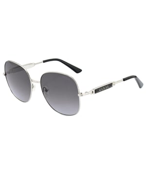 Met deze Guess Shiny Light Nickeltin Metal Frame Gradient Smoke Lens Zonnebril straal je zelfvertrouwen en charme uit. Het slanke metalen montuur vangt het licht en benadrukt je unieke gevoel voor mode. De subtiel verlopende smoke lenzen geven je look een verleidelijke, mysterieuze uitstraling. Durf op te vallen en verhoog je stijl met Guess.