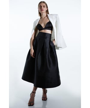 With a romantic twist, this formal skirt is crafted from a twill fabric that immediately catches the eye, making it perfect for all those special occasions. This enchanting full skirt is cut to a high waist and features a midi length that sits midway down the calves and skims the hips for a flattering fit. Indulge in elevated formality and style with a blouse or corset top for an eye-catching look. Twill Woven Prom Midaxi Skirt Full Skirt for Maximum Movement Comfortable, High Waist Design High Quality Twill Fabric Pocket Features Zip Fastening in Back