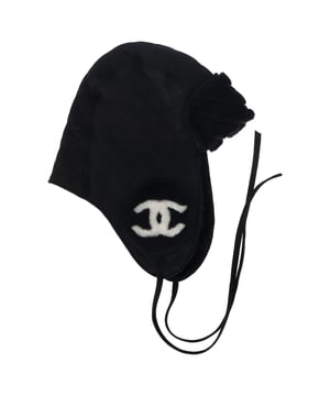VINTAGE, RRP WIE NEU  
Dieser Chanel gesteppte Hut aus schwarzem Lammfell-Schafsfell strahlt luxuriöse Wärme und zeitlose Eleganz aus. Mit ikonischen, in weißem Schafsfell gestickten Chanel CC-Logos auf den Ohren, verbindet dieser Hut ein klassisches Steppmuster mit zeitgenössischem Flair. Hergestellt aus hochwertigem Lammleder und Schafsfell, bietet er sowohl Stil als auch Komfort und ist ein Muss für die kälteren Monate. Die Kombination aus Schwarz und Weiß sorgt für Vielseitigkeit, während die charakteristischen CC-Logos einen markanten, hochmodernen Touch verleihen.

Chanel gesteppter Hut aus schwarzem Lammfell-Schafsfell  
Zustand: Ausgezeichnet  
Tragespuren: Keine Tragespuren.  
Verpackung: Keine  
Farbe: schwarz  
Material: Lammfell  
Größe: Einheitsgröße | Einheitsgröße  
Maße: Höhe: 330; Länge: 320  
SKU: NAPPUGBAC457706W