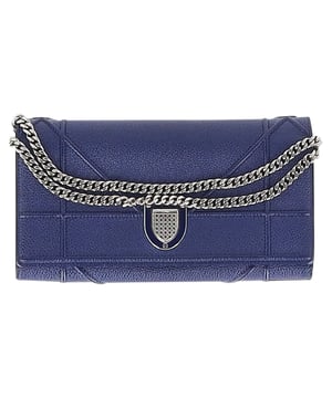 VINTAGE, RRP AS NEW
The **Dior Diorama Chain Clutch** in navy blue calf leather combines timeless elegance with modern sophistication, featuring sleek quilted detailing and a polished metal “CD” clasp. Its compact silhouette and detachable chain strap make it perfect for both hands-free evening wear and chic daytime affairs. **Style Tip:** Complement it with a tailored jumpsuit or crisp blazer and cigarette pants in neutral tones, letting the deep navy clutch serve as a refined accent to your ensemble.

Dior Diorama Chain Clutch in Navy Blue Calf Leather

Condition: Excellent
Signs of wear: No visible signs of wear
Packaging: Dust bag
Color: Blue | navy blue
Material: Leather | calfskin leather
Size: One Size | One Size
Measurements: Width: 25; Height: 110; Length: 210
SKU: NAPPUGBSM511838W
