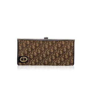 VINTAGE, RRP AS NEW
Vintage Christian Dior 'Diorissimo' Brown Monogram Canvas Clutch Bag  A timeless classic from the house of Dior, this vintage 'Diorissimo' clutch showcases the iconic brown oblique monogram canvas, a signature motif synonymous with the brand's heritage and elegance. The structured silhouette is accented by a gold-tone metal frame with a top clasp closure, adding a touch of vintage glamour.  The interior is lined in smooth brown leather and features the embossed mark: "Christian Dior - Made in France", a testament to the bag's ity and craftsmanship.  Material: Diorissimo monogram canvas with leather lining  Hardware: Gold-tone metal frame with clasp closure  Interior: Brown leather, embossed with "Christian Dior - Made in France"  Made in France  Era: Likely 1970s-1980s (based on style and materials)  A beautiful collectible piece, this Dior clutch is perfect for evening occasions or for adding a touch of vintage sophistication to your wardrobe. Condition Rating: B - VERY GOOD CONDITIONCondition Details: Gently used. Minimal darkness on canvas due to normal use. Minimal wear of use on the internal lining. The Christian Dior hallmark is slightly faded. Please check the photos carefully and ask if you need to know more details or if you have any doubts.Measurements (cm):Depth: 2.5Height: 14.0Length: 27.3Other Details: Dustbag? NoKeys? NoBox? No Measurments:  width: 25 mm length: 273 mm height: 140 mm