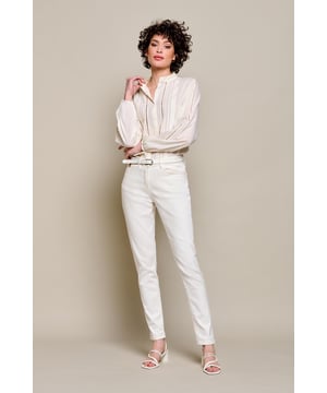 De Eli-blouse met opstaande kraag is een favoriet zomermodel vanwege de rechtvallende pasvorm die gemakkelijk te combineren is met elke outfit. Gemaakt van luchtige katoenen stof, voelt de blouse ademend en comfortabel aan op de huid. De verfijnde horizontale plooien in verschillende breedtes en de open geborduurde band voegen extra textuur en detail toe aan de blouse. De mouwzoom is voorzien van zacht elastiek voor een licht uitlopend effect, waardoor de mouw licht bloezend valt. De lengte van de blouse reikt tot op de heup. Met de Eli-blouse zijn er eindeloze combinatiemogelijkheden. Draag deze zomerse, gedetailleerde blouse met een stoere, lichtblauwe Manou-jeans en witte sneakers voor een casual en comfortabele look. Of ga voor een ton-sur-ton look met de off-white blouse en combineer deze met een witte Manou-jeans. Een echte must-have voor dit lente- en zomerseizoen.