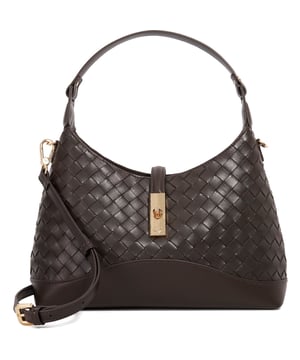 Onze geweven Dorset schoudertas is een veelzijdige metgezel voor dagelijks gebruik. Deze veelzijdige stijl kan worden gedragen aan de bovenste handgreep of cross-body met de afneembare schouderriem. Binnenin is er voldoende ruimte voor al je spullen met een centraal ritsvak.