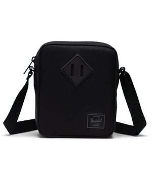 Gemaakt voor je dagelijkse woon-werkverkeer. De weerbestendige Herschel Heritage Crossbody, vervaardigd uit gerecyclede materialen en met een matte afwerking, heeft een boxy stijl en een verstelbare schouderriem voor vrij handsfree reizen in alle weersomstandigheden.