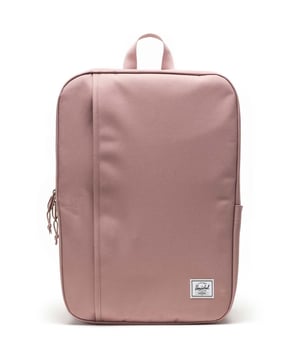 Houd het simpel voor de klas. Gemaakt van gerecyclede EcoSystem-stoffen, biedt deze minimalistische rugzak comfortabel ruimte voor je schoolbenodigdheden, met een ritsvak aan de voorkant en een ruime hoofdcompartiment.
