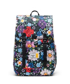 Herschel x LEGO Collectie. Draag de essentials met de beperkte oplage Herschel Retreat Small Backpack, opnieuw vormgegeven met op maat gemaakte LEGO-print en -labels. Ontworpen voor drukke levens, biedt deze alpine-geïnspireerde tas eenvoudig ruimte voor je gereedschap en technologie.