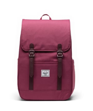 Kleine rugzak, grote persoonlijkheid. Ontworpen voor drukke levens, draagt de alpen-geïnspireerde Retreat Small Backpack je spullen en tech en is gemaakt van 100% gerecycled EcoSystem-stof.