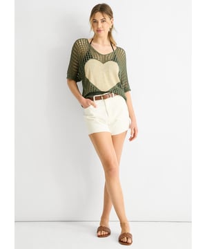 Voeg een vleugje stijl en charme toe aan je outfit met onze Khaki Fish Net Heart Pattern Crochet Top. Het fijne gehaakte ontwerp en het unieke hartpatroon laten je opvallen in elke menigte. De kaki kleur voegt een subtiel vleugje verfijning toe. Perfect voor een casual maar stijlvolle look.