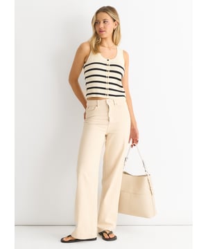 Laat je verleiden door de verfijning en luxe van ons gebreide vest met monostreep. Dit vest met chique gebreide monostreep heeft een flatterend silhouet en een comfortabele pasvorm. Verhoog je stijl en maak een statement met dit exclusieve en elegante vest.